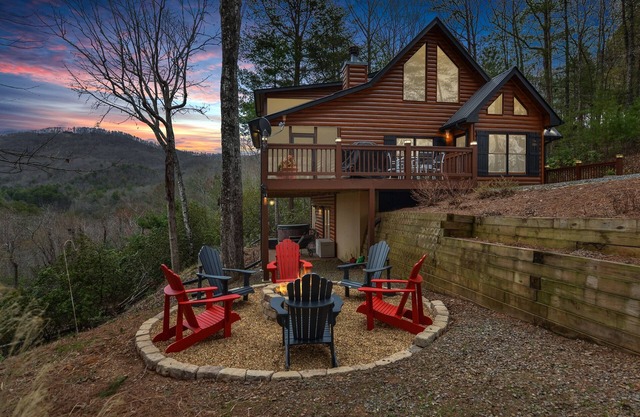 Blue Ridge Cabin: Mountain Views: Couple's Paradise: Hot Tub: Fire Pit: Arcade