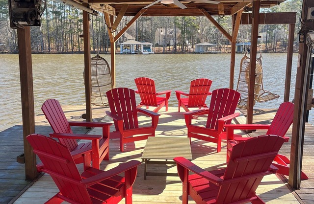 BlueFox: 4 BR 3.5 Bath Waterfront Escape UPDATED 2025!