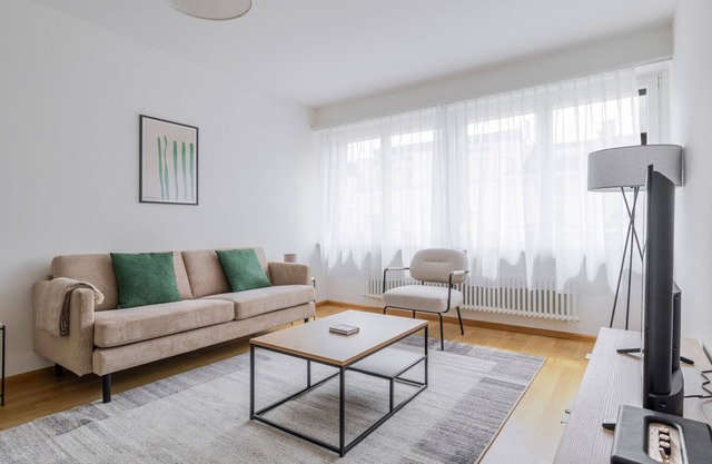 Blueground | Am Ring, balcony, nr Kunstmuseum