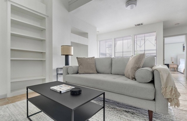 Blueground | Downtown Austin, pool, nr Texas State Capitol