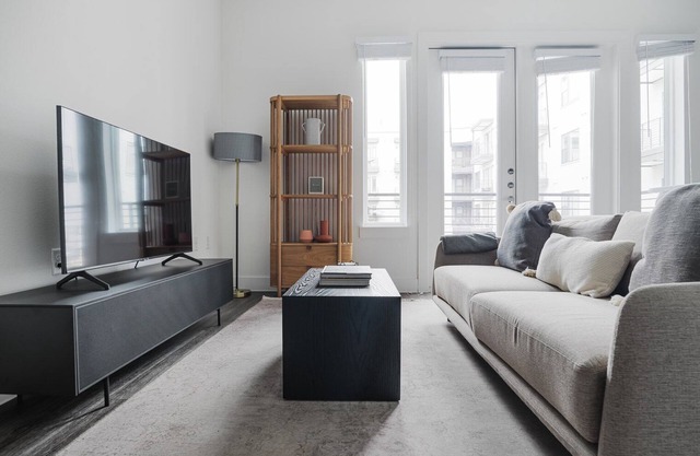 Blueground | Highland, pool, w/d, gym, nr Domain