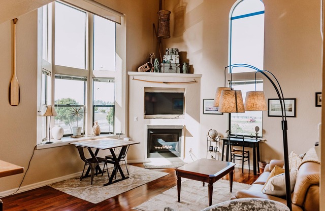 Boardwalk Loft w/bay view loacated in old town