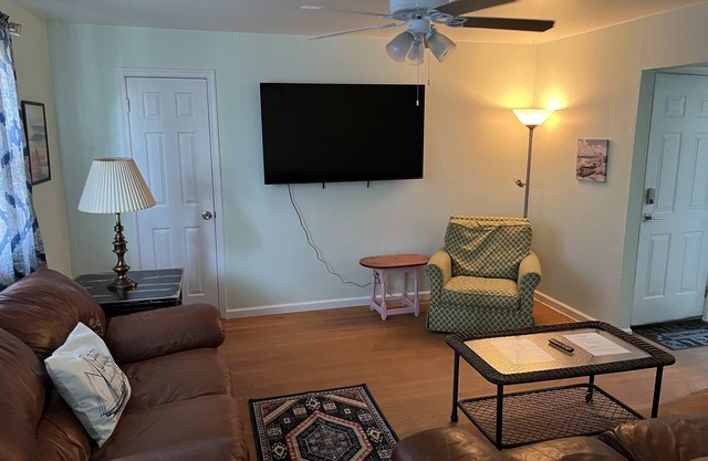 Boat House Apt. #3 - 2 BR, Water Front, WiFi, Pets by RedAwning