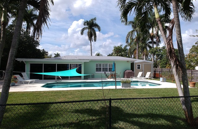 Boat Park Bungalow with heated Pool