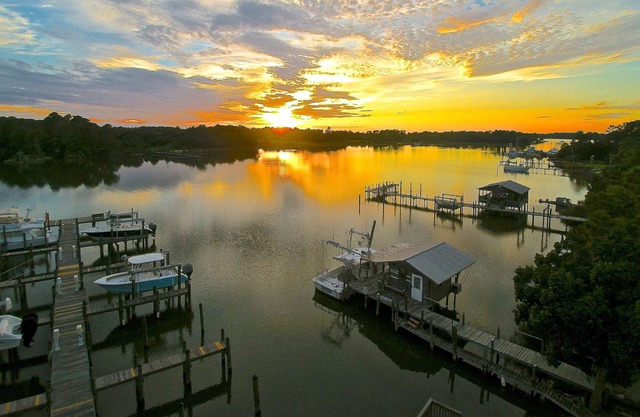 Boat slip, pier, work out area, and enjoy the visit for a great 30 days......
