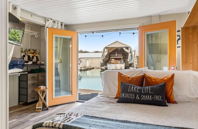 Boats ‘N Rows Float Home