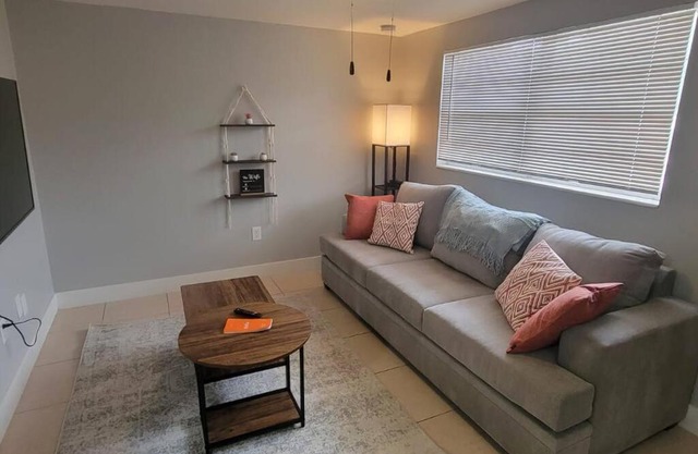 Bohemian 1 Bedroom- Minutes from Busch Gardens