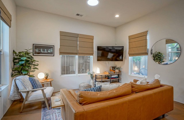 Boho 2b/2ba Downtown/OldTown, Patio w/fire feature