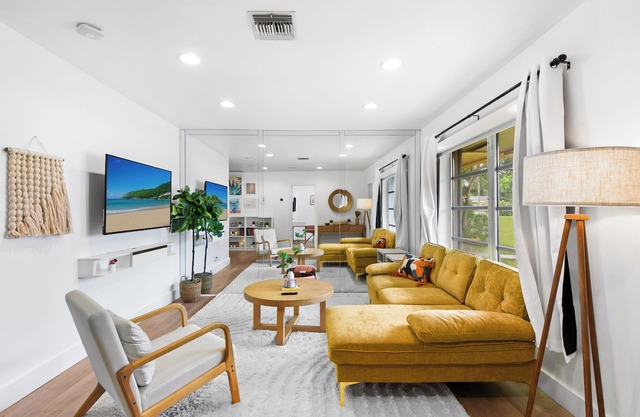 Boho Bungalow with Parking, Wi-Fi, Washer & Dryer, Pets OK