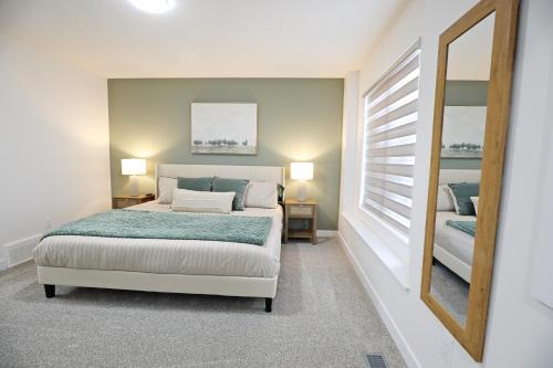 BoHo Retreat with King Beds, Golf, Disney+, Near WEM