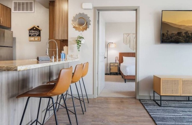 Boho Rooftop Pool & Hot Tub Apt