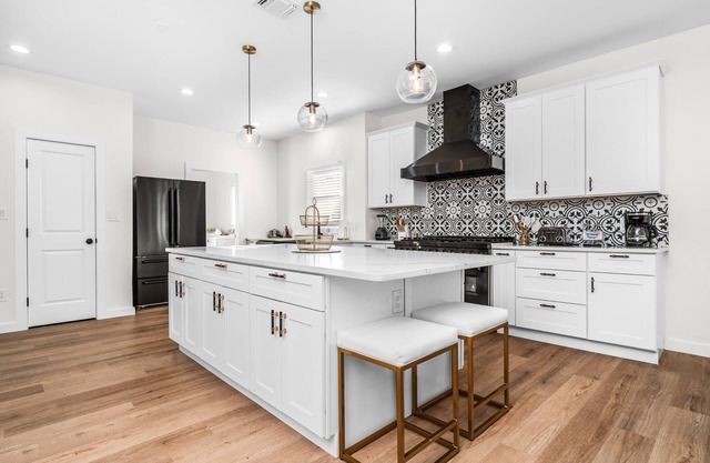 Bold Bright 4br/3.5full Baths Near Riverwalk Dtown