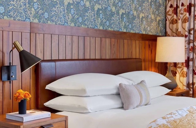 Bold Spirit: Unique Stay Near Mt Vernon Place Washington Monument & Museum
