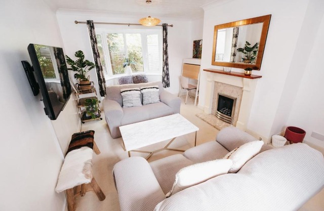 Booker Avenue House - 4 bedroom house with garden and parking