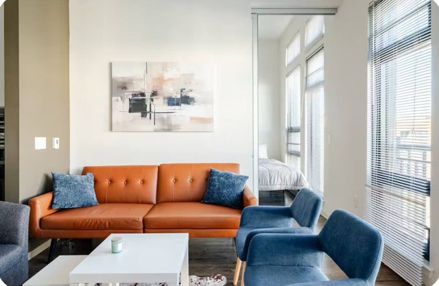 🎒 Boston Bound? Your Chic Base Camp is Here! 🗺️