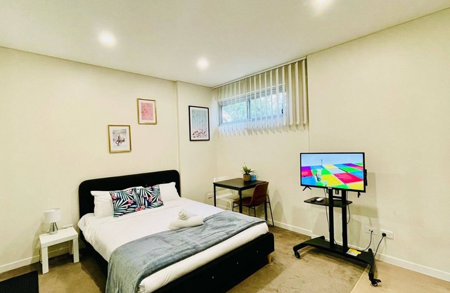 Botany studio near Airport/Bay/City with Parking