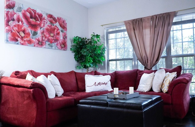 Bougie on a budget: Private bedroom & bathroom in rental unit. 🌟