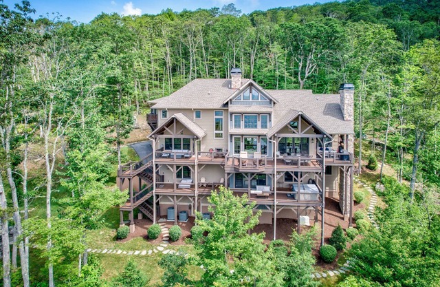 Boulder Creek at Eagles Nest - Huge Custom Home - Hot tub - Live Like A King!