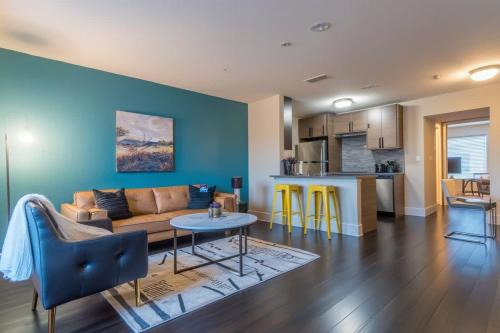 Boulevard Stays 8 mins to Downtown King Bed Pool Parking Gym 01