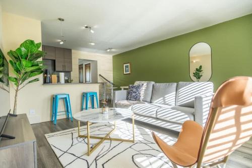 Boulevard Stays 8 mins to Downtown King Bed Pool Parking Gym 04