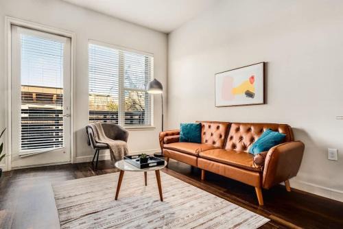 Boulevard Stays Direct Trail Access Parking Pool Gym 01