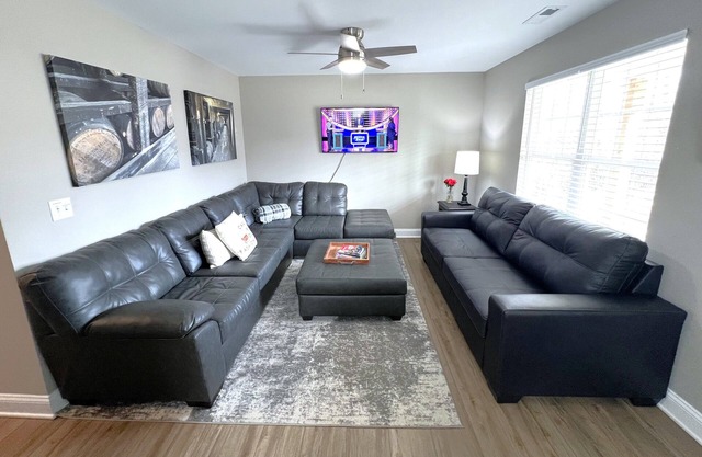 Bourbon Chaser- Horse Park 12min, Ark 30min, Hot Tub, 4 Bedrooms, Walk Downtown