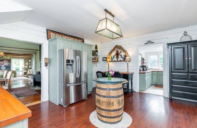 Bourbon Country Cottage on a flower farm with cattle, horses & spectacular views