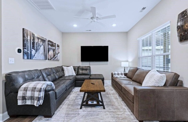 Bourbon Run - HotTub/Ark 30min/Horse Park 12min/Walk Downtown/4BR Sleeps 8