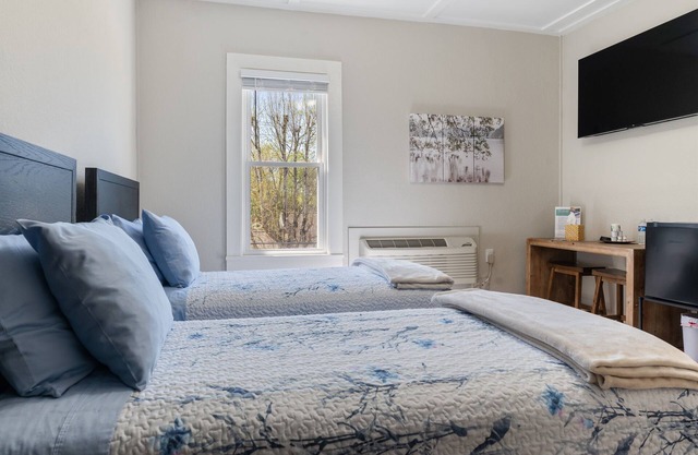 Boutique Hotel Centrally Located in Tellico Plains, The Cole Room 4C