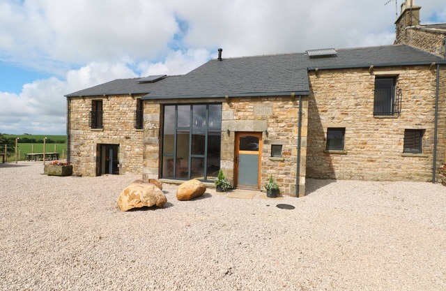 BOWLAND BARN, pet friendly, with hot tub in Lancaster