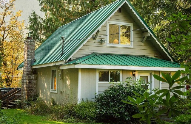 Bowman's Beach Cottage in Cascades with sandy riverfront & hot tub