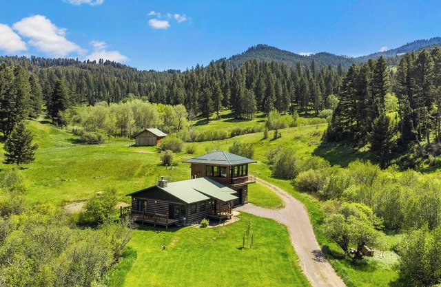 Brackett Creek Cabin-Private Cabin on 100+ Acres Bordering National Forest!