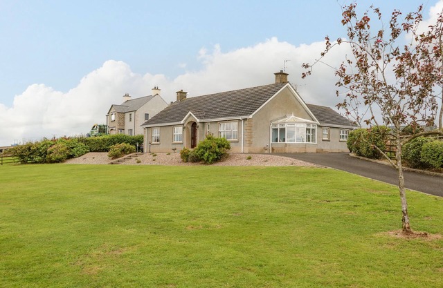 BRAESIDE FARM HOUSE, pet friendly, with hot tub in Cloughmills