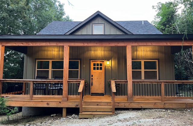 Brambleberry Cottage on 18 acres with stocked fishing hole near Devils Den.