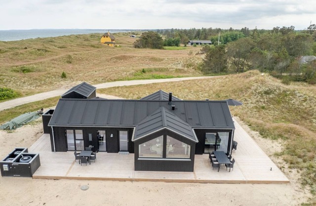 Brand new luxury house, built in 2024, 8 pers., only 150 meters from the great beach