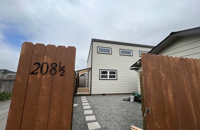 Brand New, Quaint 2 bedroom in Eureka. Walking distance to Henderson Center