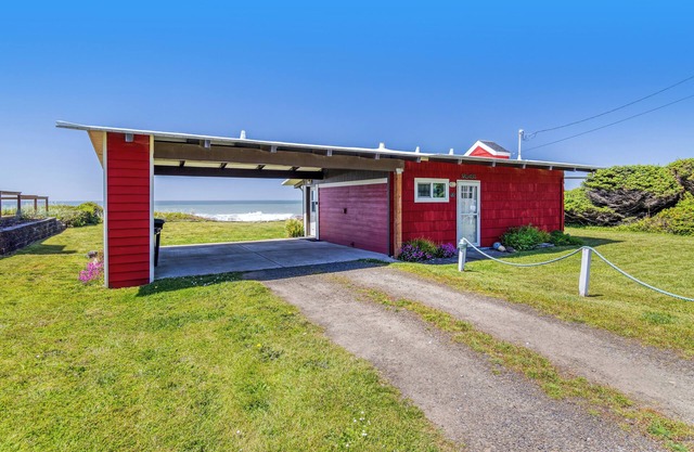 Breakers - Ocean Front in downtown Yachats