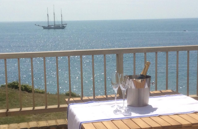 Breathtaking Ocean Views, Luxury Beachside Apartment, Freshwater Bay - AONB