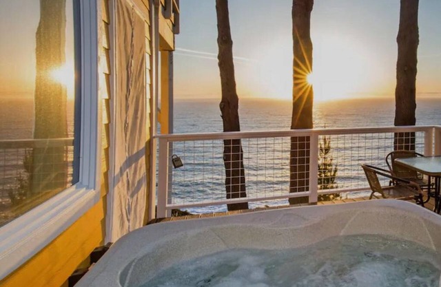 Breathtaking Oceanview! by OceanviewHotTubs Monthly Minimum