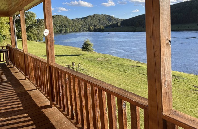 Breathtaking River View/Cozy Log Cabin