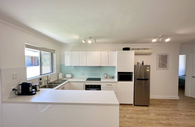 Breezy beach villa - 5 minute walk to beach, cafes & restaurants!