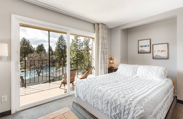 "Brews and Views " River View Condo- Edge of Downtown