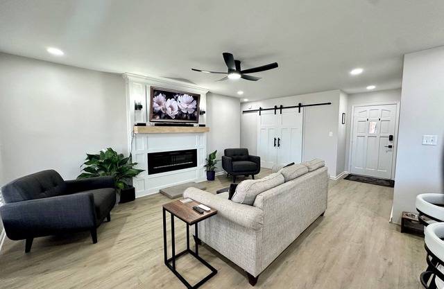 Brick Haven Near Downtown Lee’s Summit: Luxe Espresso & Relaxation