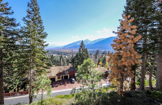 Bridges 105 Pet-Friendly. Ski-in Ski-out Condo with Beautiful Mountain Views and Private Washer Dryer by RedAwning