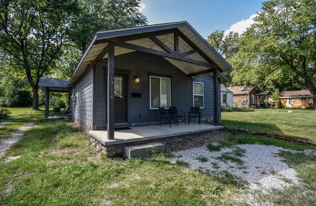 Bright 1 BR with Full Kitchen and Huge Yard