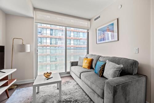 Bright 1BD & Den in Downtown Toronto