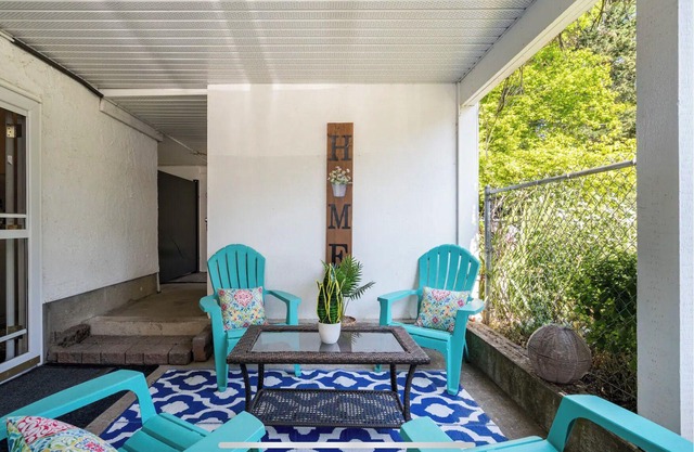 Bright and beautiful 2 bedroom minutes to ocean & shopping