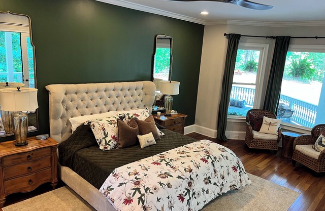 Bright and colorful yet serene, the Amberwing Suite is named after The Eastern Amberwing dragonfly. Known for its distinctive amber colored wings, it is frequently spotted dancing along the shores of the property's 5-acre lake.