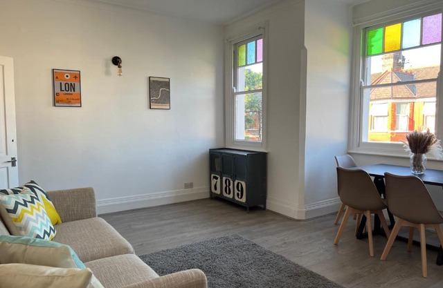 Bright and Stylish 2 Bedroom First Floor Flat