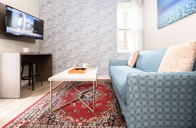 Bright Apt Near All w/Bikes, Parking, WiFi, HBO